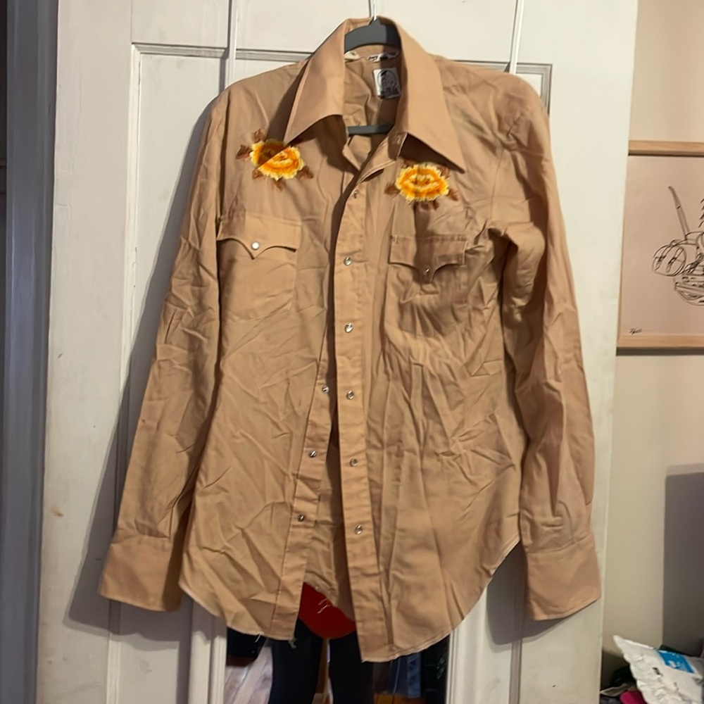 Perl snap western button up. Size 15 1/2 - 35
Embroidered flowers